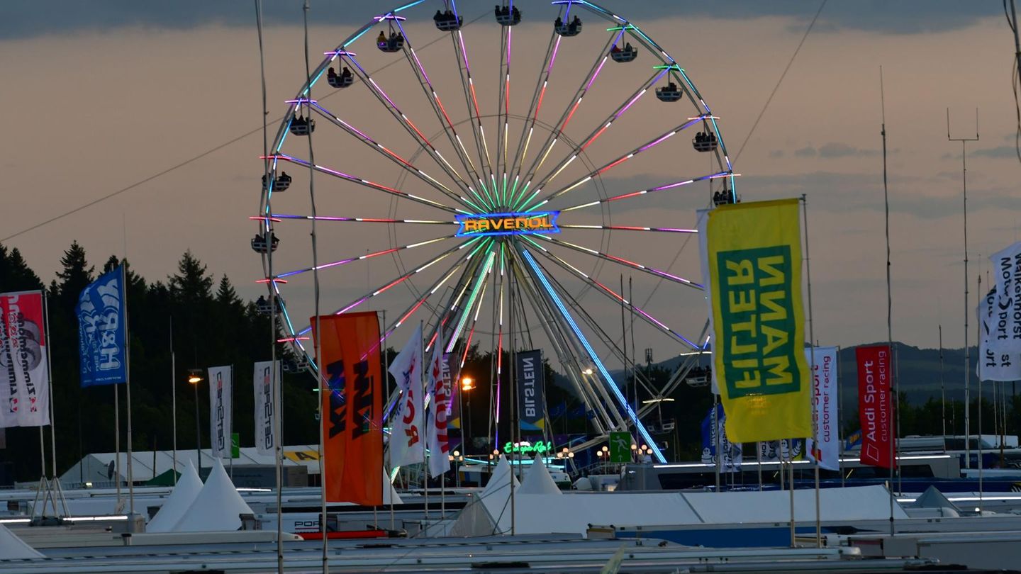 Das Ravenol-Riesenrad drehte wieder seine Runden am Fahrerlager. Zum Jubiläum für alle Besucher kostenfrei.