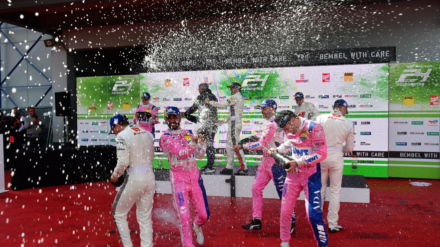 Die Sieger beim 24h Rennen 2022 bei der Champagnerdusche:  Platz 1 Audi Team Phoenix: Frédéric Vervisch, Kelvin van der Linde, Robin Frijns, Dries Vanthoor mit dem Audi R8 LMS GT3 evoII  Platz 2 und Platz 3 Getspeed  Mercedes-AMG