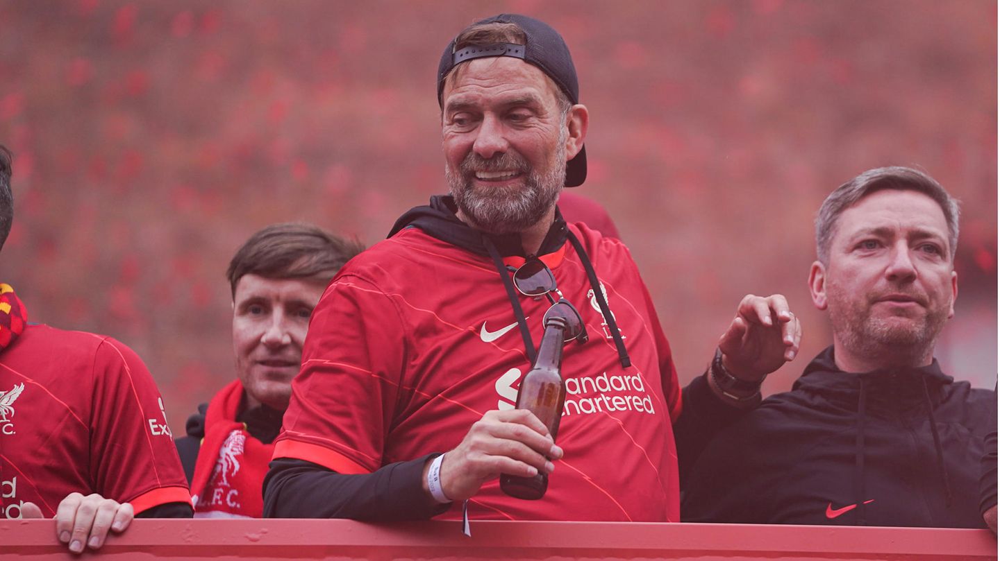 Jürgen Klopp mit Flasche in der Hand bei Jubelparty für den FC Liverpool