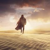 Ein Mann läuft durch eine Wüste
