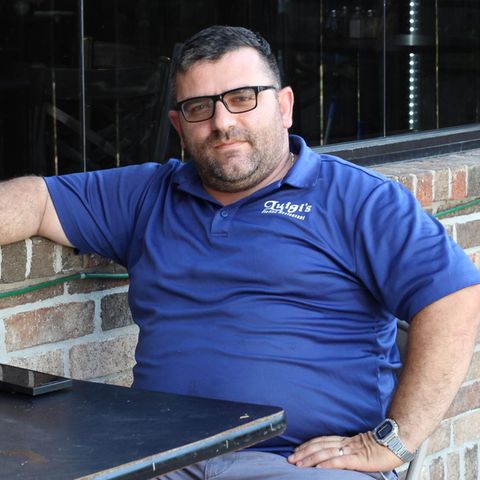 Fidan Mustafa vor seinem Restaurant