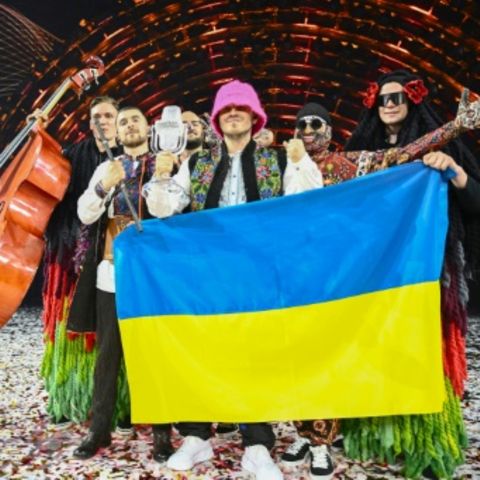 Kalush Orchestra mit ESC-Trophäe