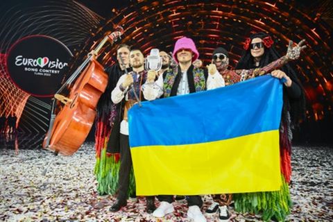 Kalush Orchestra mit ESC-Trophäe