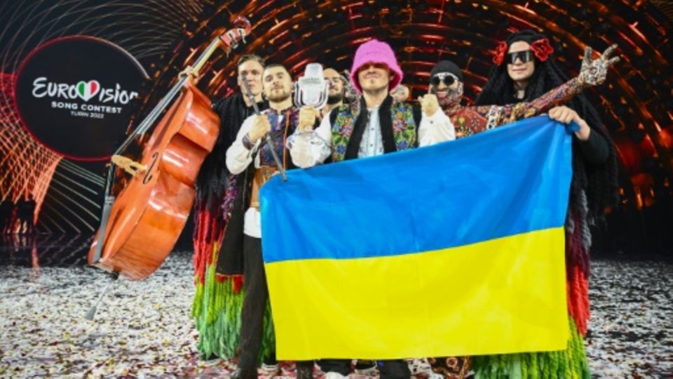 Kalush Orchestra mit ESC-Trophäe