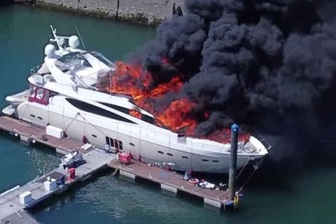 Unglück in England: Millionen teure Luxusjacht brennt und sinkt im Hafen