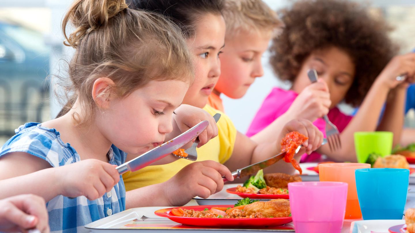 Schulkinder beim Essen in der Mensa