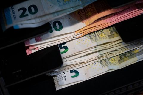 5-, 10- und 20-Euro-Scheine liegen im Fach einer Supermarktkasse