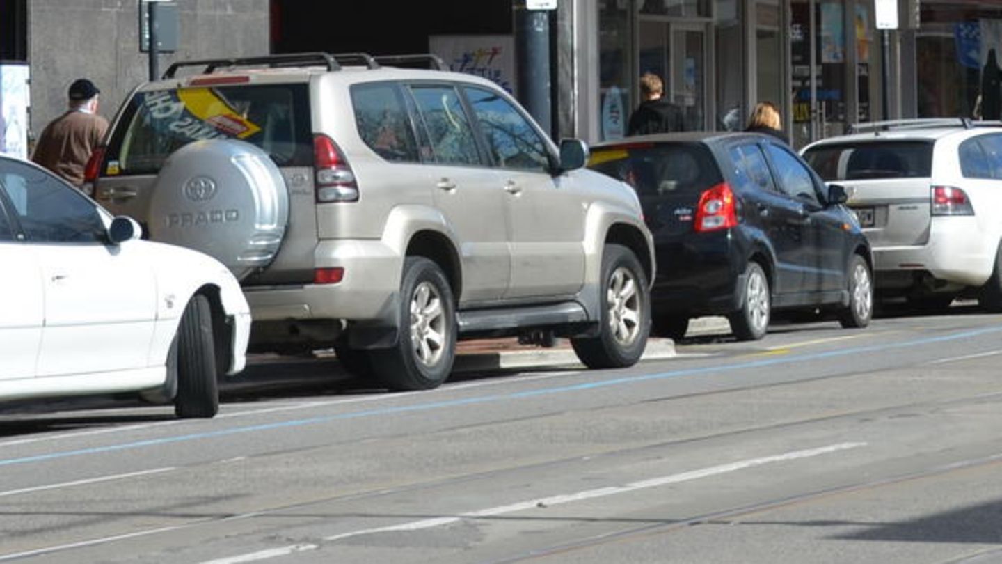 Australien: Parkende Autos vor einem Laden