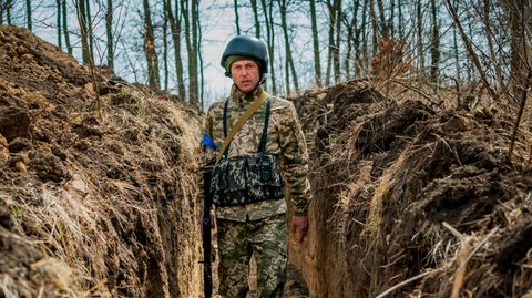 Ukrainischer Soldat im Schützengraben bei der Stadt Saporischschja