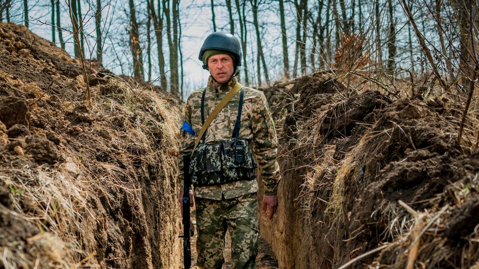 Ukrainischer Soldat im Schützengraben bei der Stadt Saporischschja Ukrainischer Soldat im Schützengraben bei der Stadt Saporischschja