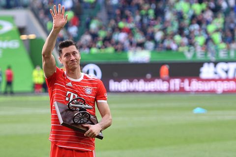 Robert Lewandowski mit Torjägerkanone in der Hand winkt