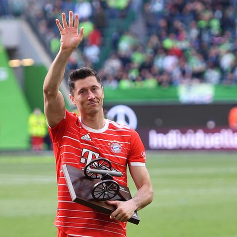 Robert Lewandowski mit Torjägerkanone in der Hand winkt