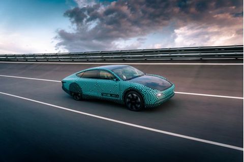 Ein Auto fährt über eine Straße