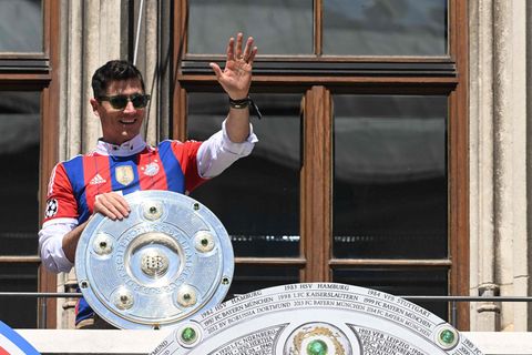 Robert Lewandowski bei der Feier seines 8. Meistertitels mit dem FC Bayern München