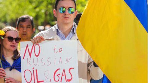 Vor dem EU-Gipfeltreffen fordern Demonstranten fordern ein Embargo gegen russisches Öl und Gas