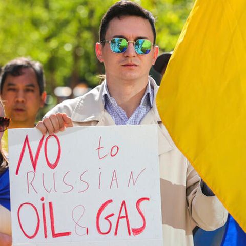 Vor dem EU-Gipfeltreffen fordern Demonstranten fordern ein Embargo gegen russisches Öl und Gas