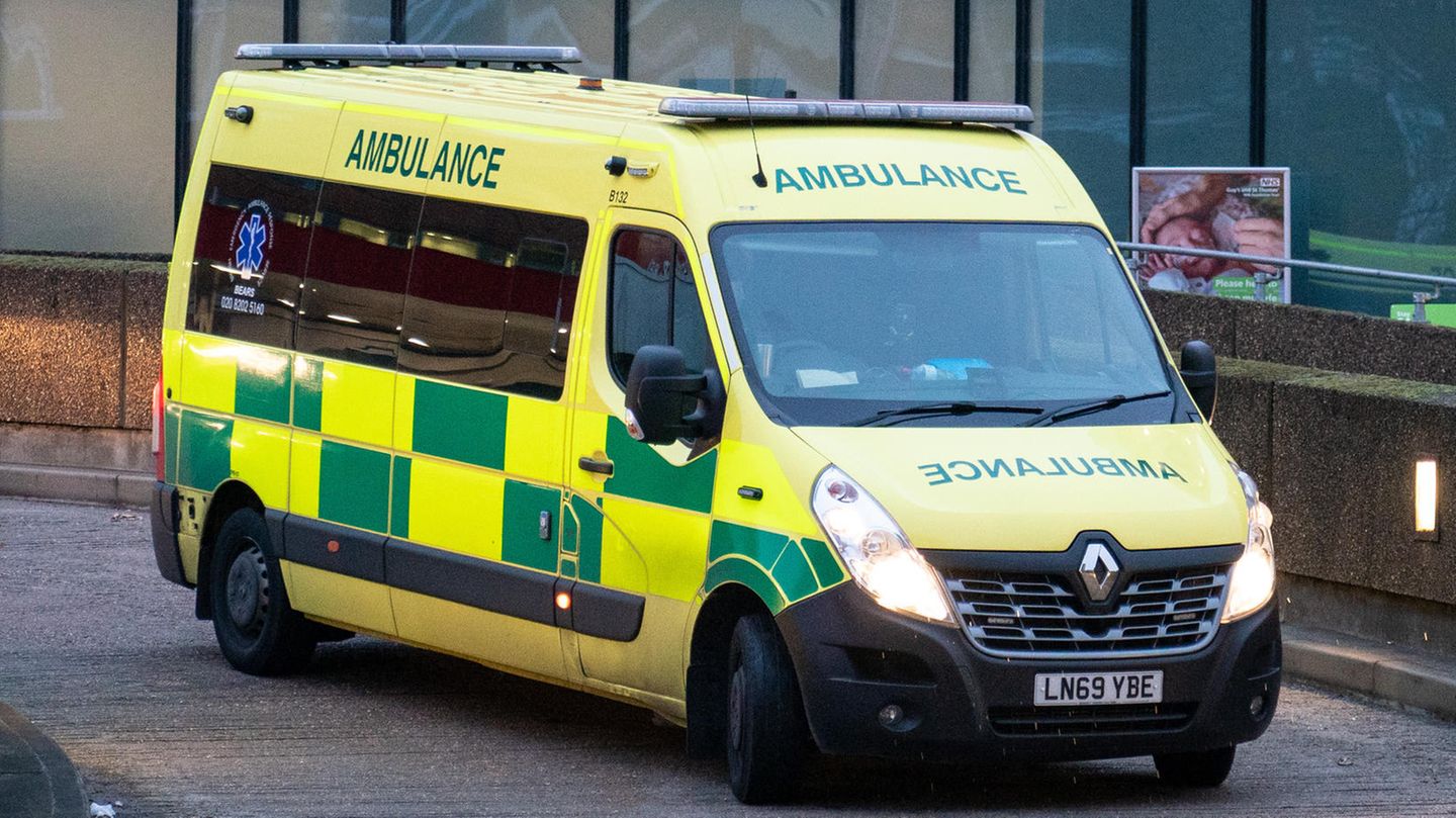 Ein britischer Krankenwagen. Der Gesundheitsdienst dort steht oft in der Kritik.