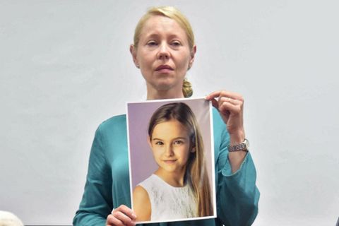 Verzweifelter Appell an den Vater: Anne Maja Reiniger-Egler mit einem Foto ihrer Tochter in Asuncion, Paraguay.