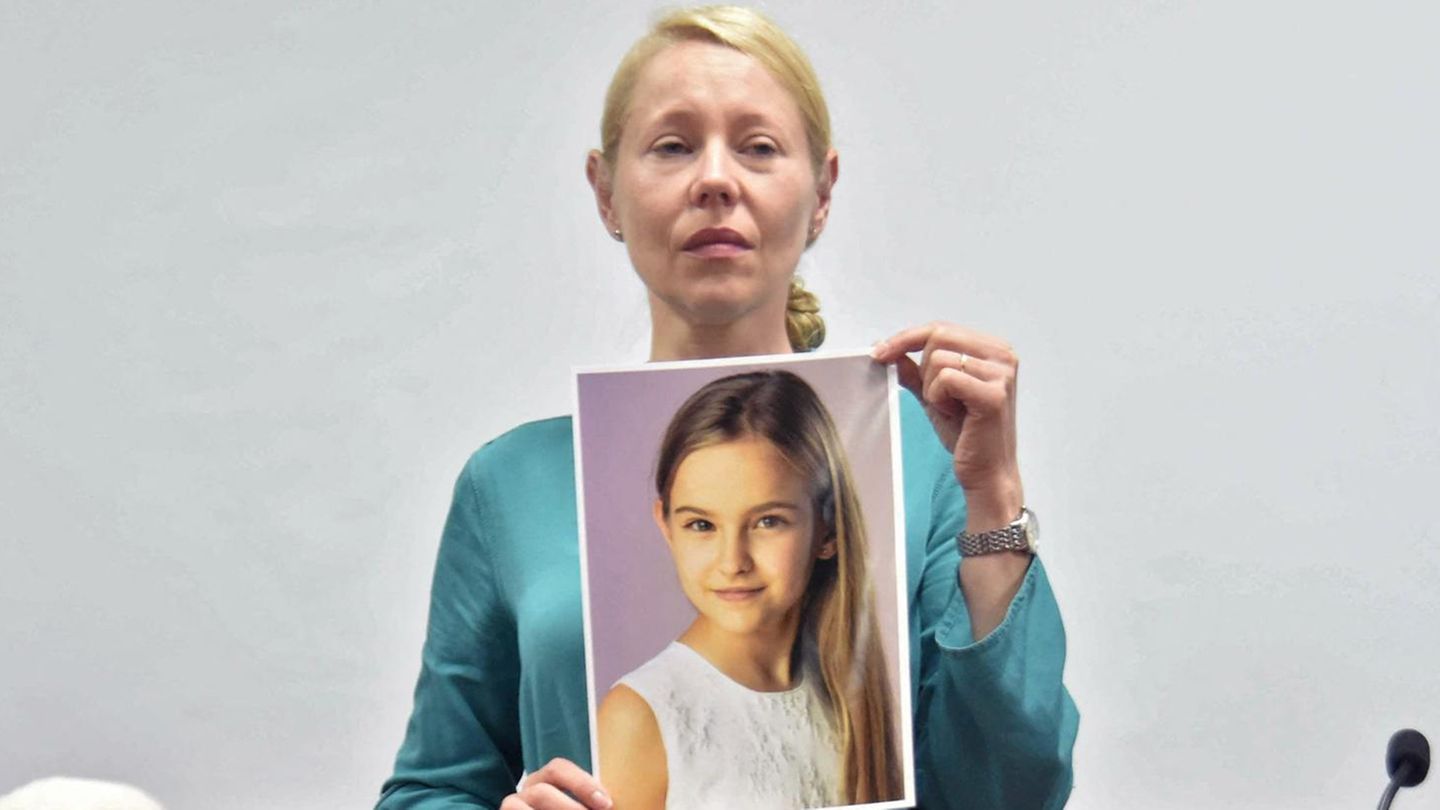 Verzweifelter Appell an den Vater: Anne Maja Reiniger-Egler mit einem Foto ihrer Tochter in Asuncion, Paraguay.