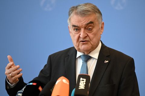NRW-Innenminister Herber Reul droht nach dem neuen Fall aus Wermelskirchen Missbrauchstätern