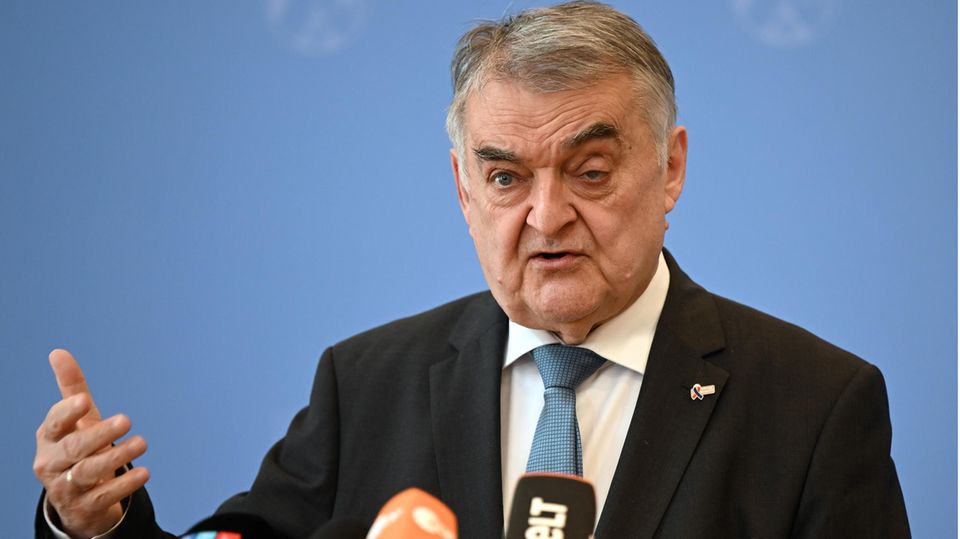 NRW-Innenminister Herber Reul droht nach dem neuen Fall aus Wermelskirchen Missbrauchstätern