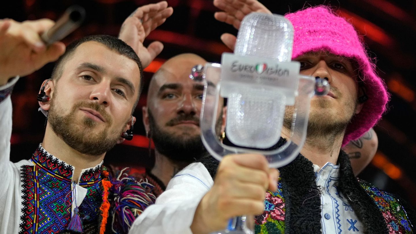 ESC winners auction trophy – proceeds go to the military