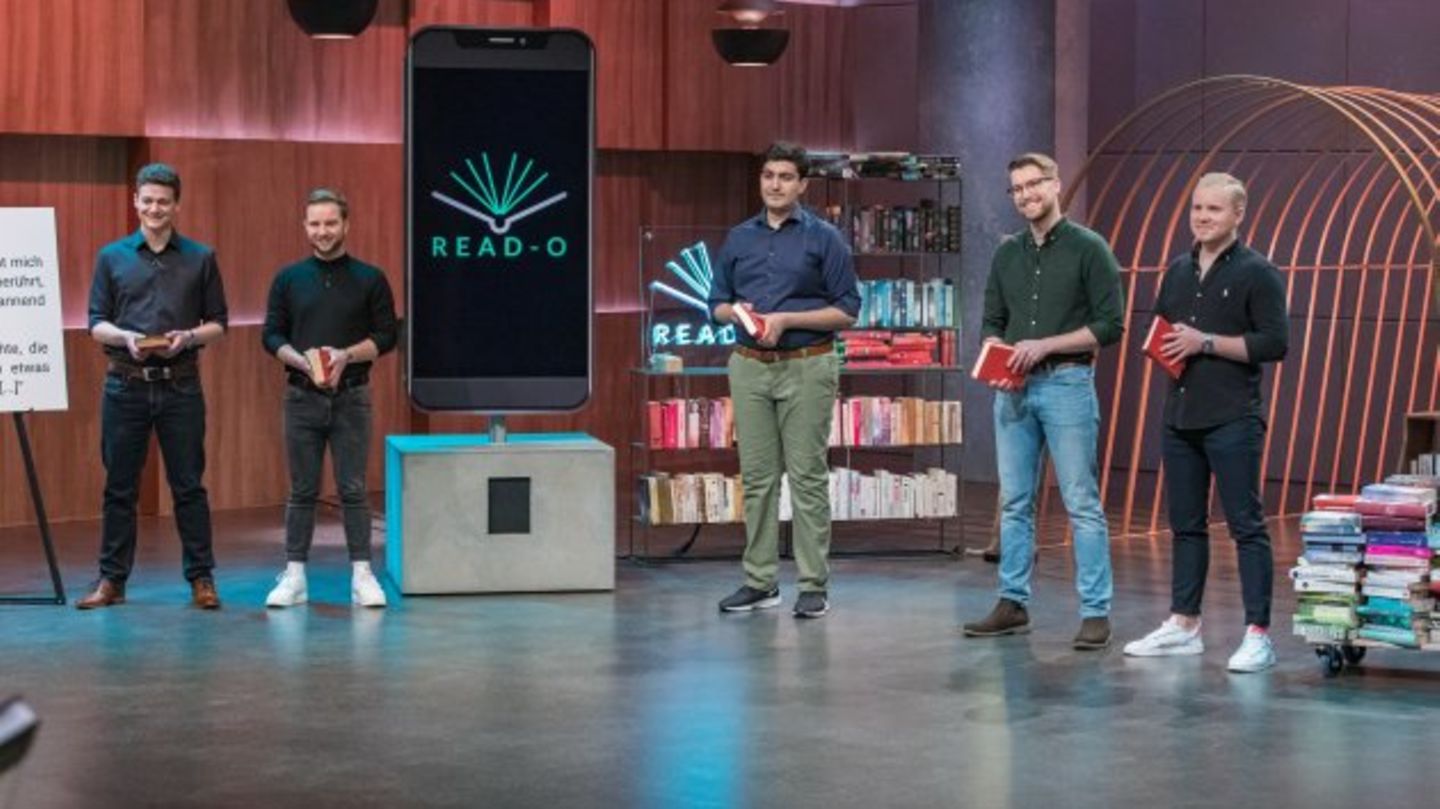 Von Pferdestab bis Dating-App: Read-O Ein zweites Mal schlug Investor Maschmeyer beim Thema Bücher und Technik zu – und wieder wurde es nichts. Die App von Read-O soll Nutzern dank künstlicher Intelligenz emotional passenden Lesestoff vorschlagen und sich über Provisionen finanzieren. Für 600.000 Euro wollte Maschmeyer 25,1 Prozent der Unternehmensanteile übernehmen, doch nach der Show zerschlug sich der Deal doch noch. Read-O kooperiert mittlerweile nach eigenen Angaben mit mehreren Unternehmen aus der Buchbranche. Read-O Ein zweites Mal schlug Investor Maschmeyer beim Thema Bücher und Technik zu – und wieder wurde es nichts. Die App von Read-O soll Nutzern dank künstlicher Intelligenz emotional passenden Lesestoff vorschlagen und sich über Provisionen finanzieren. Für 600.000 Euro wollte Maschmeyer 25,1 Prozent der Unternehmensanteile übernehmen, doch nach der Show zerschlug sich der Deal doch noch. Read-O kooperiert mittlerweile nach eigenen Angaben mit mehreren Unternehmen aus der Buchbranche.