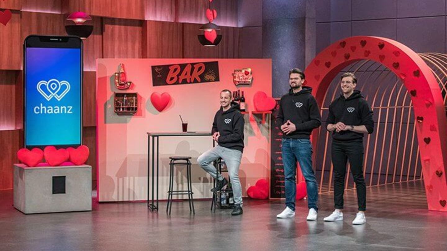 Von Pferdestab bis Dating-App: Chaanz Die Dating-App Chaanz und das Investoren-Duo Maschmeyer/Kofler – das war letztlich doch kein Match. In der Show hatten sich die Löwen von der Tinder-Alternative, bei der man nicht lange chatten darf, sondern sich spontan fürs Date entscheiden muss, noch überzeugt gezeigt. Doch bei der anschließenden Due-Diligence-Prüfung fiel das Start-up doch durch. Den Löwen missfielen angesichts bescheidener Nutzerzahlen unter anderem die "Wachstums- und Marktchancen". Chaanz Die Dating-App Chaanz und das Investoren-Duo Maschmeyer/Kofler – das war letztlich doch kein Match. In der Show hatten sich die Löwen von der Tinder-Alternative, bei der man nicht lange chatten darf, sondern sich spontan fürs Date entscheiden muss, noch überzeugt gezeigt. Doch bei der anschließenden Due-Diligence-Prüfung fiel das Start-up doch durch. Den Löwen missfielen angesichts bescheidener Nutzerzahlen unter anderem die "Wachstums- und Marktchancen".