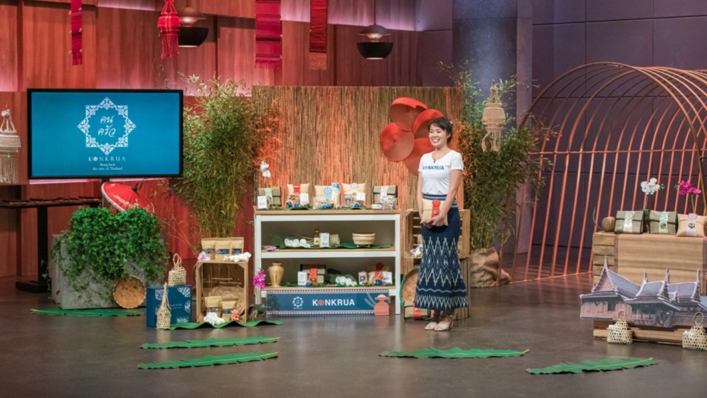 Von Pferdestab bis Dating-App: Konkrua Kochboxen sind ein großer Trend, warum nicht auch in der Thai-Variante? Konkrua verschickt Boxen mit asiatischen Rezepten und den dazu passenden Zutaten zum Nachkochen. Georg Kofler träumte schon vom nächsten Hello Fresh und schnappte sich den Deal, musste den aber nach der Show wieder platzen lassen. Gründerin Pim Ampikitpanich müsse erst einmal die internen Strukturen so aufbauen, dass das Unternehmen auch wirklich starkes Wachstum schultern könne, erklärte Kofler. Konkrua Kochboxen sind ein großer Trend, warum nicht auch in der Thai-Variante? Konkrua verschickt Boxen mit asiatischen Rezepten und den dazu passenden Zutaten zum Nachkochen. Georg Kofler träumte schon vom nächsten Hello Fresh und schnappte sich den Deal, musste den aber nach der Show wieder platzen lassen. Gründerin Pim Ampikitpanich müsse erst einmal die internen Strukturen so aufbauen, dass das Unternehmen auch wirklich starkes Wachstum schultern könne, erklärte Kofler.