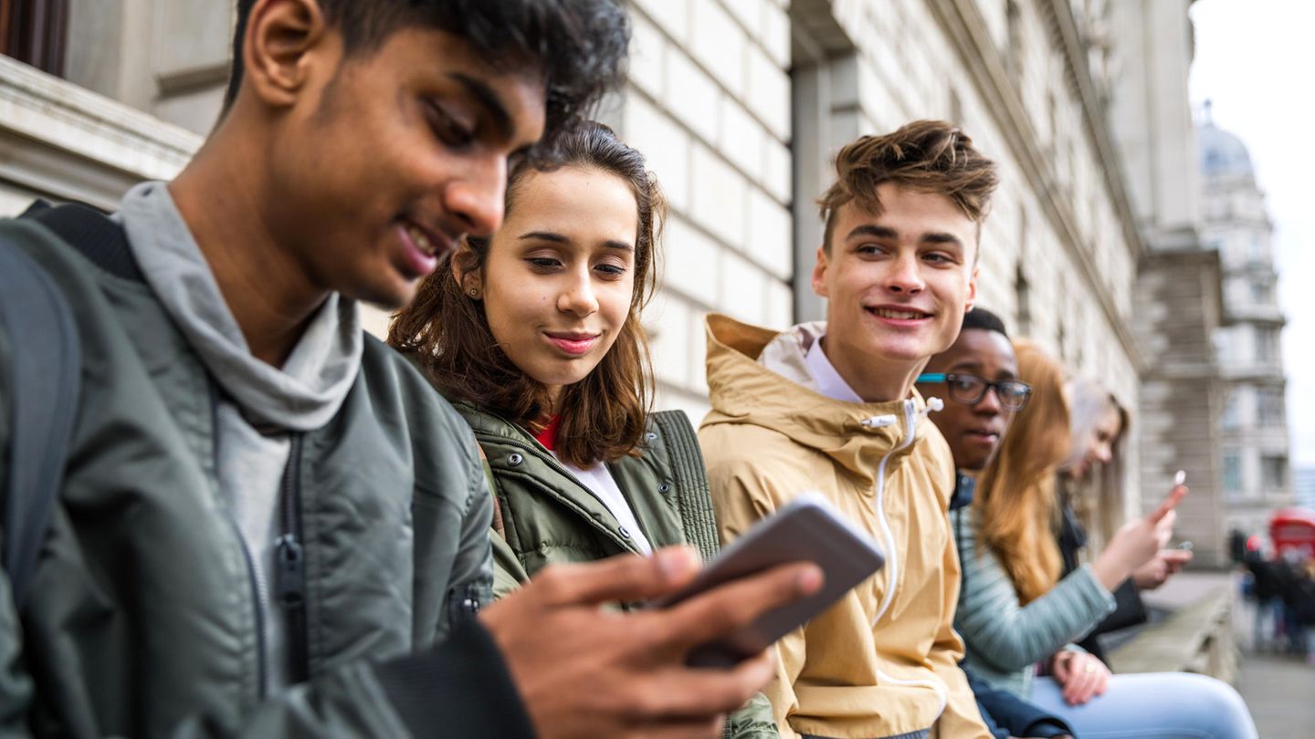Junge Menschen der Generation Z beim Abhängen Junge Menschen der Generation Z beim Abhängen