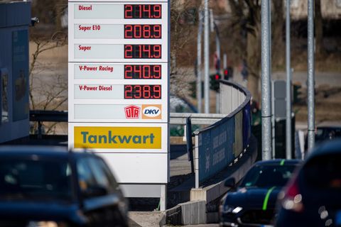 Tankstellen-Anzeige zeigt den Diesel und Benzinpreis, Preis liegt bei über zwei Euro pro Liter