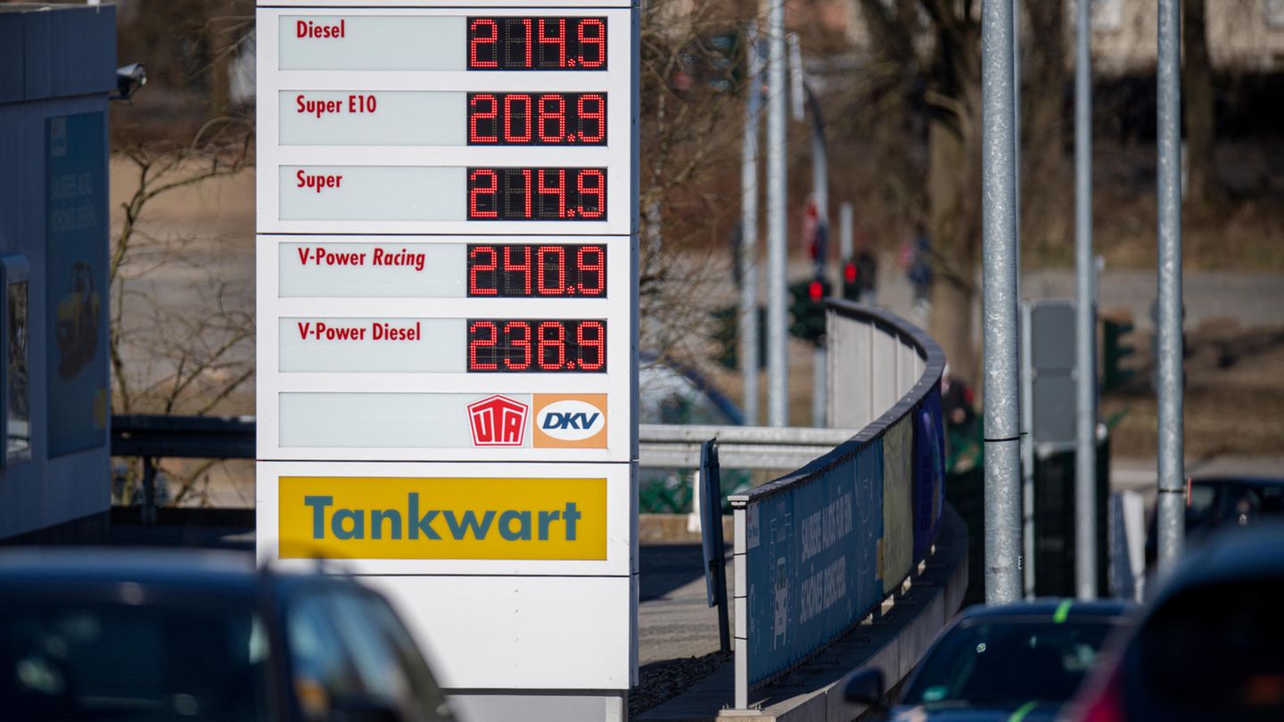 Tankstellen-Anzeige zeigt den Diesel und Benzinpreis, Preis liegt bei über zwei Euro pro Liter