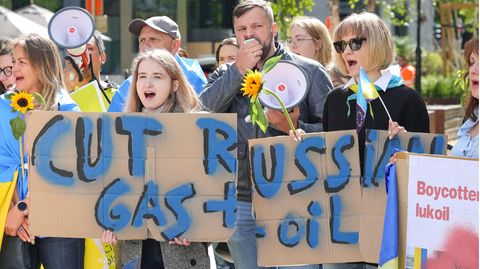 Demonstranten fordern Ölembargo gegen Russland