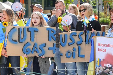Demonstranten fordern Ölembargo gegen Russland