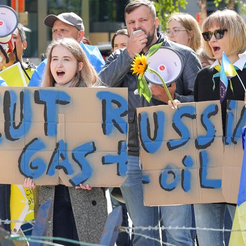 Demonstranten fordern Ölembargo gegen Russland