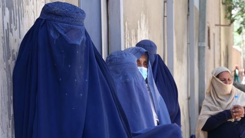 Frauen stehen in Kabul in einer Schlange für Essen