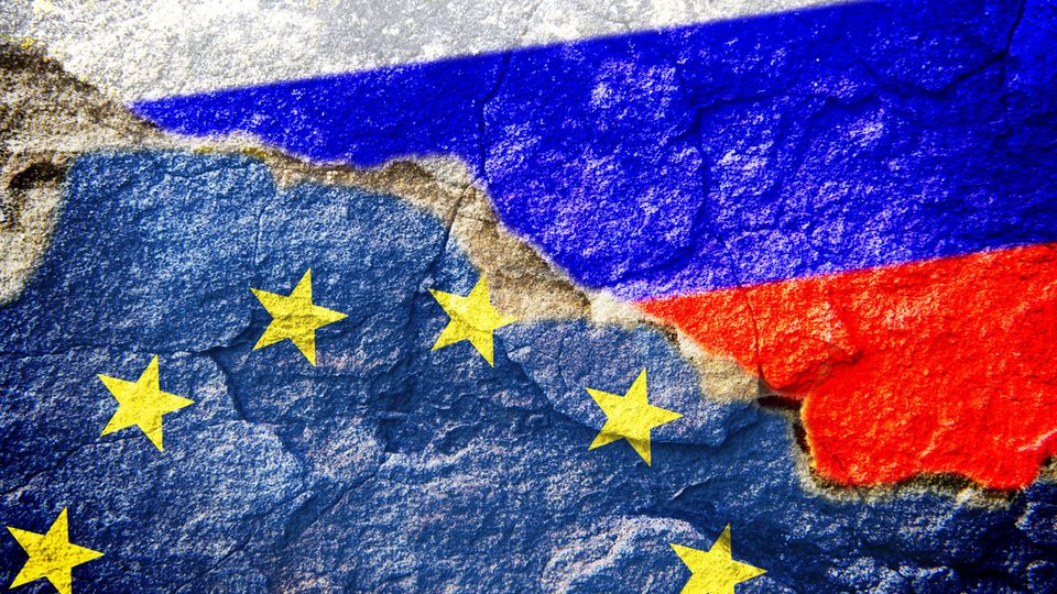 Durch die europäische und russische Fahne geht ein Bruch