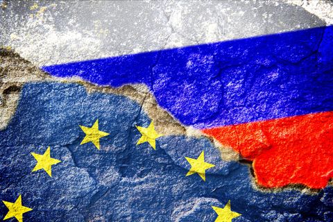 Durch die europäische und russische Fahne geht ein Bruch