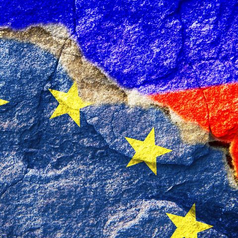 Durch die europäische und russische Fahne geht ein Bruch