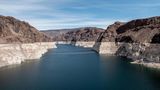 Blick vom Hoover-Damm auf Lake Mead – die Sedimentablagerungen zeigen, wie sehr das Wasser gesunken ist