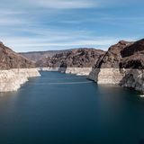Blick vom Hoover-Damm auf Lake Mead – die Sedimentablagerungen zeigen, wie sehr das Wasser gesunken ist