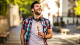 Ein   Mann mit einem Eis in der Hand. Mit dem Rauchen aufhören verbessert den Geschmackssinn
