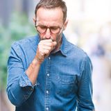 Rauchen aufhören: Ein Mann hustet