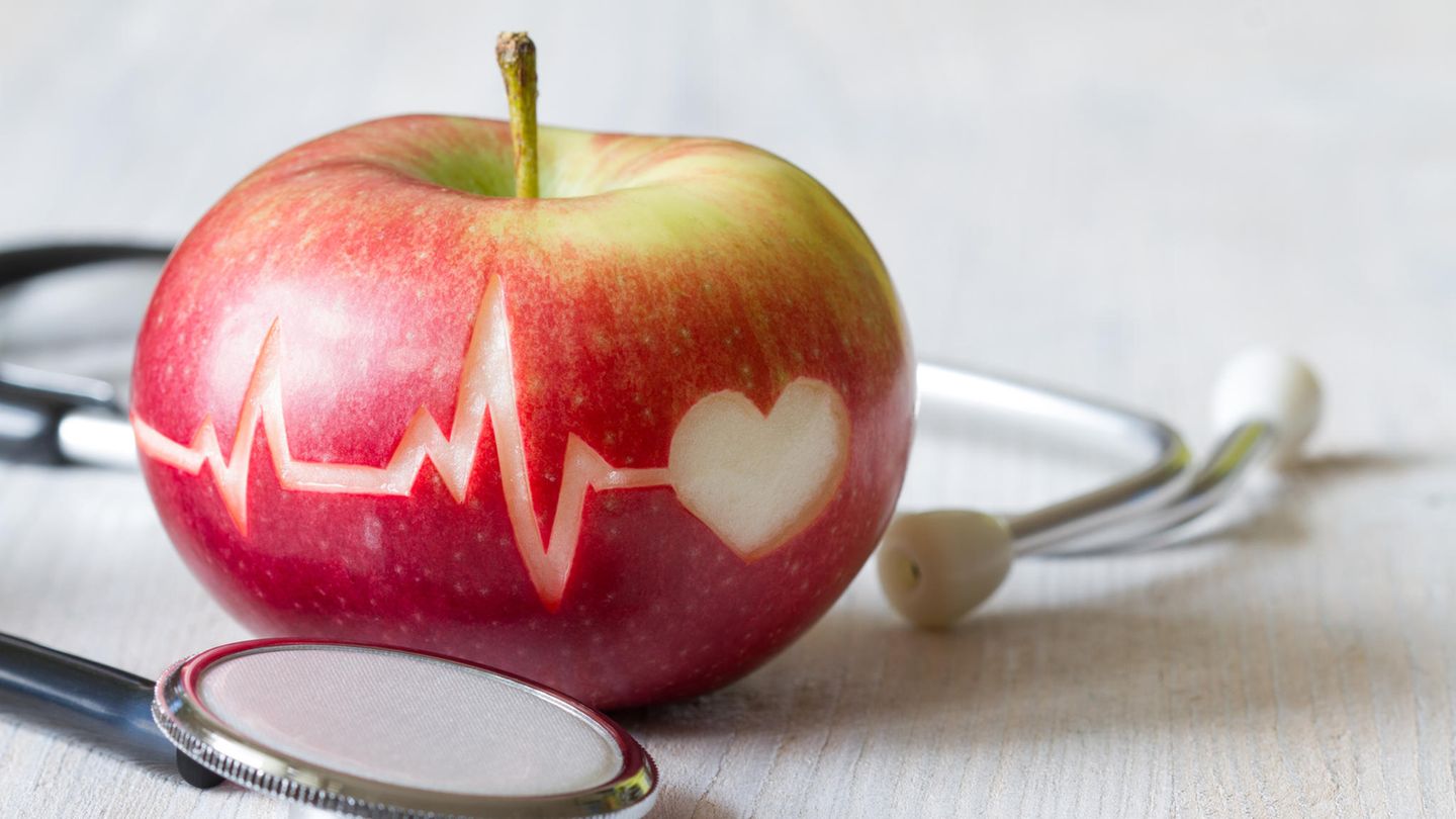 Rauchen aufhören: Apfel mit Herzschlaglinie