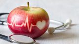 Rauchen aufhören: Apfel mit Herzschlaglinie