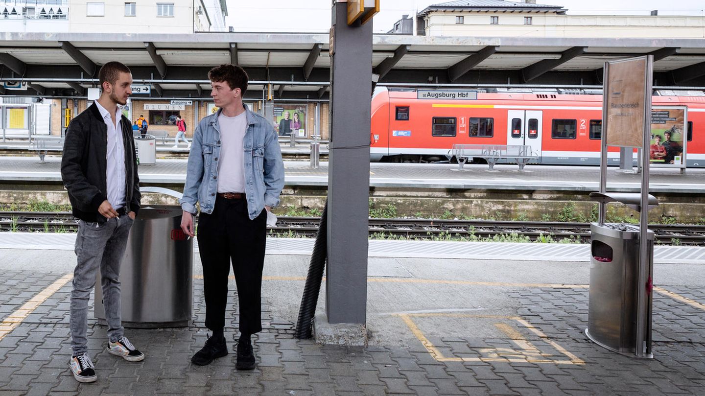 Jonah Lemm in der Raucherecke eines Bahnhofes