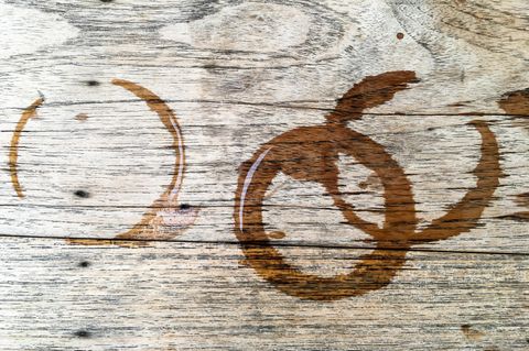 Lifehack: So einfach entfernen Sie Wasserränder vom Holztisch