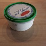 Deckel ab und gut  Trennen von Deckel und der transparenten Schale erleichtert die Produktion sorteinreinen Plastiks. Der Plastikabfall muss nicht abgespült werden, doch noch volle Verpackungen mit zum Beispiel abgelaufenen Lebensmitteln, gehören nicht in die gelbe Tonne. Ein zu hoher Anteil an Essensresten würde das recycelte Material verunreinigen.