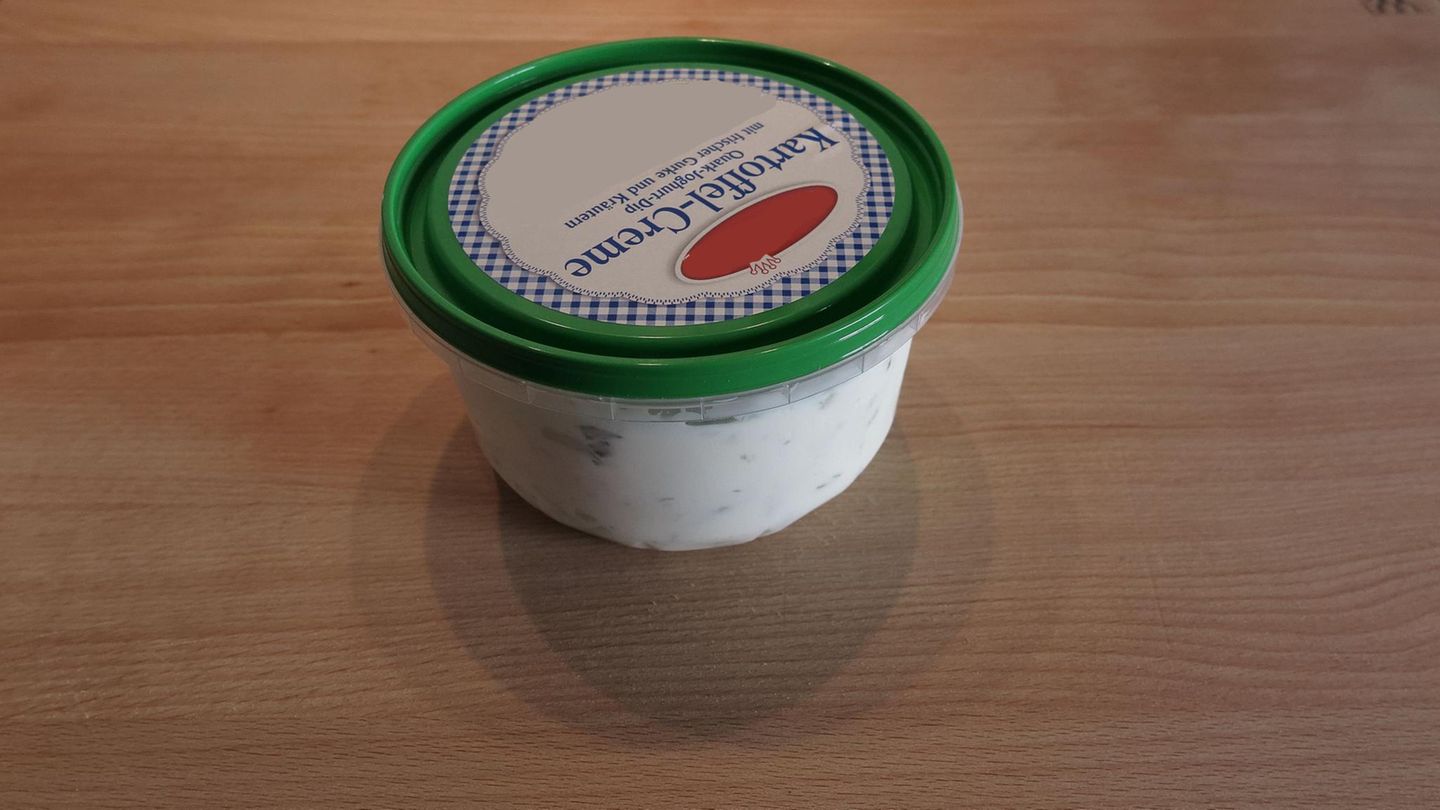 Besseres Recycling: Deckel ab und gut Trennen von Deckel und der transparenten Schale erleichtert die Produktion sorteinreinen Plastiks. Der Plastikabfall muss nicht abgespült werden, doch noch volle Verpackungen mit zum Beispiel abgelaufenen Lebensmitteln, gehören nicht in die gelbe Tonne. Ein zu hoher Anteil an Essensresten würde das recycelte Material verunreinigen. Deckel ab und gut Trennen von Deckel und der transparenten Schale erleichtert die Produktion sorteinreinen Plastiks. Der Plastikabfall muss nicht abgespült werden, doch noch volle Verpackungen mit zum Beispiel abgelaufenen Lebensmitteln, gehören nicht in die gelbe Tonne. Ein zu hoher Anteil an Essensresten würde das recycelte Material verunreinigen.