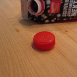 Recycling mit Dreh  Sitzt der Plastikdeckel auf der Saftpackung, lässt er sich viel schwieriger recyclen. Also Deckel abschrauben und Tetrapack falten, das spart Platz in der Mülltonne. 